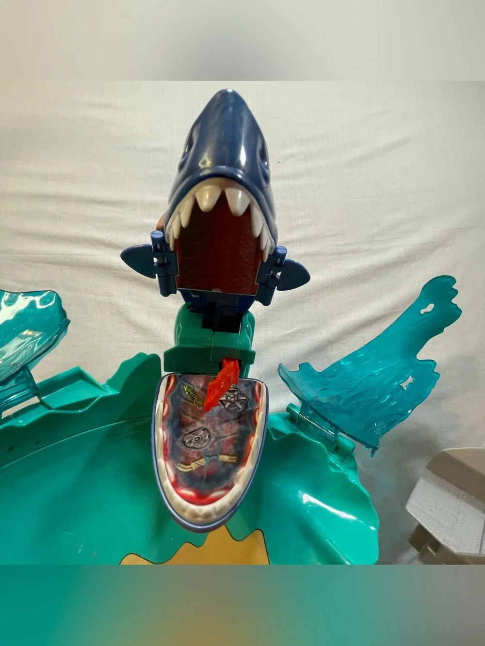 Mattel Hot Wheels City Shark Attack Beach Battle Playset 2017 Cars Racing